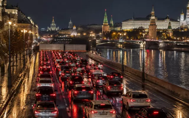 Дептранс предупредил о вечерних пробках до 9 баллов в центре Москвы