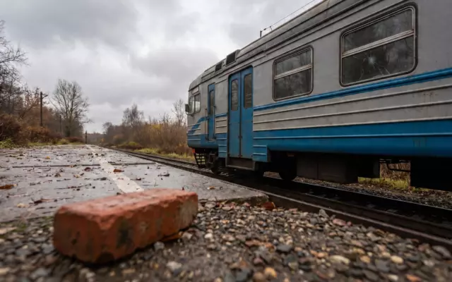 Москвича задержали за кирпич, брошенный в электричку в Подмосковье