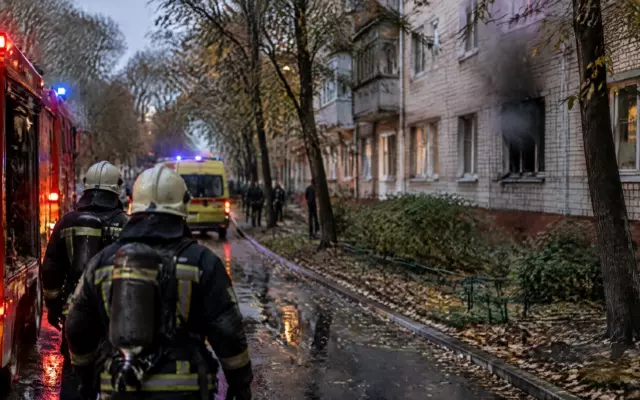 На Новинском бульваре в Москве горела квартира, из дома спасли четверых