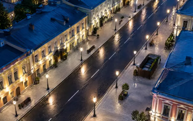 На улице Машкова в Москве обновили дорогу, тротуары и освещение