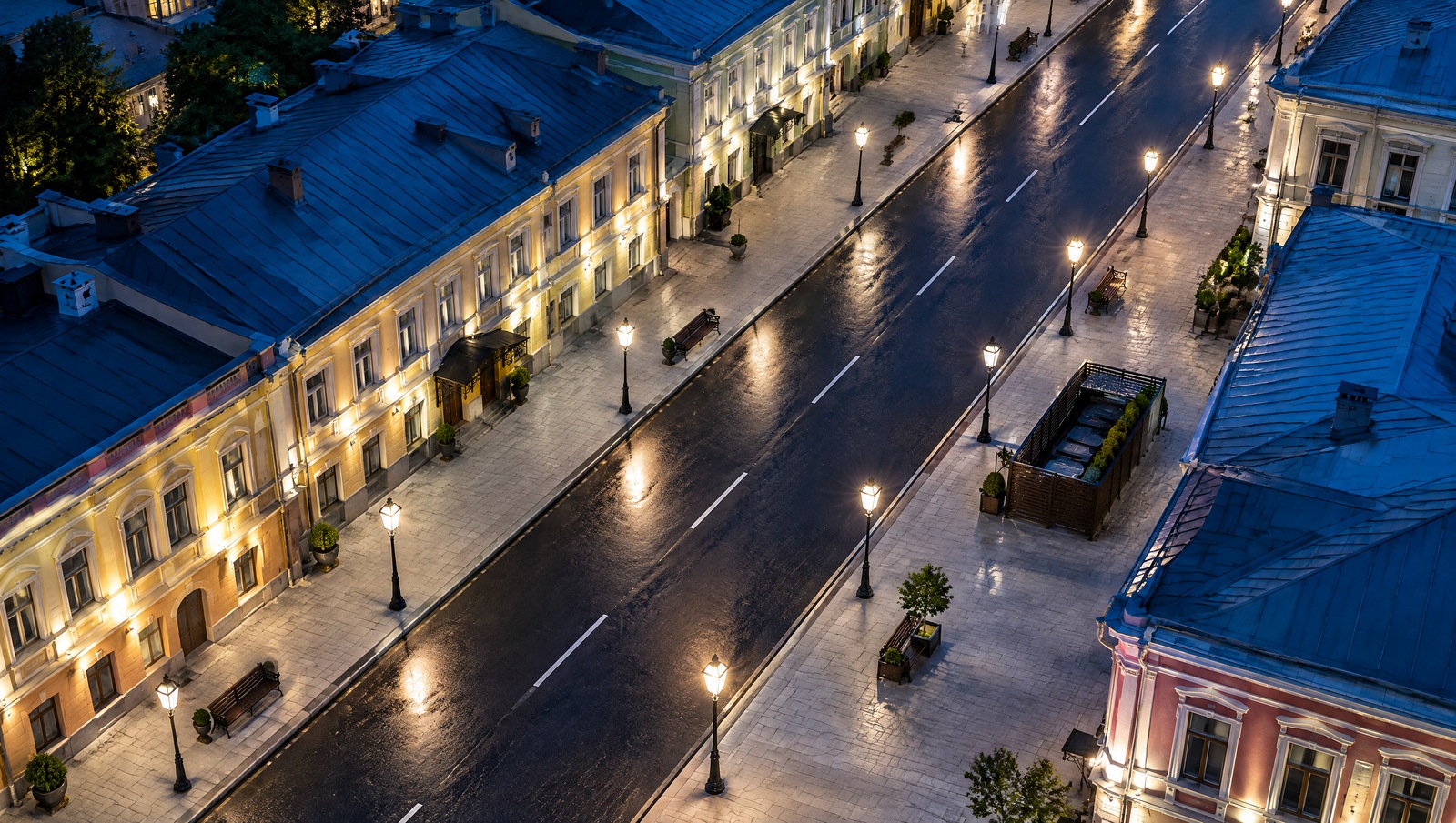 На улице Машкова в Москве обновили дорогу, тротуары и освещение