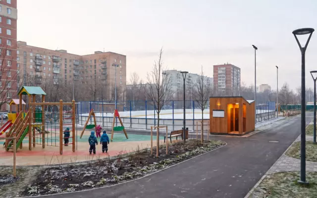 В двух кварталах Перова обновили дворы: пять детских площадок, хоккейная коробка и голубятня